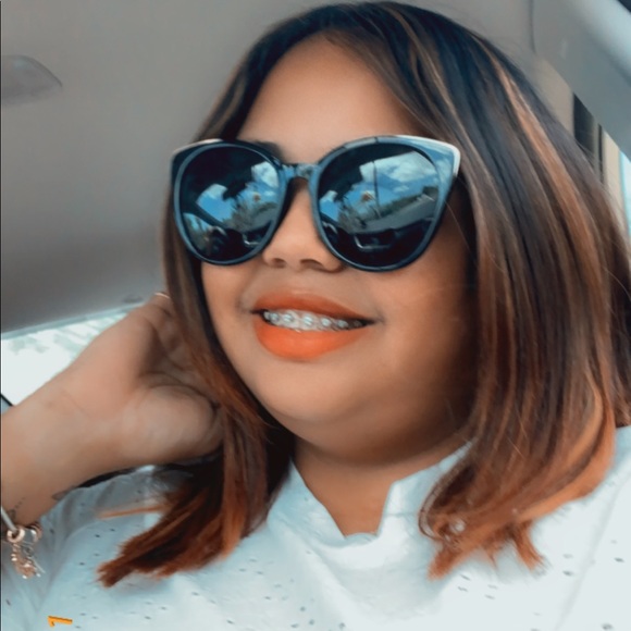 Meet your Posher, Alondra - Picture 1 of 1